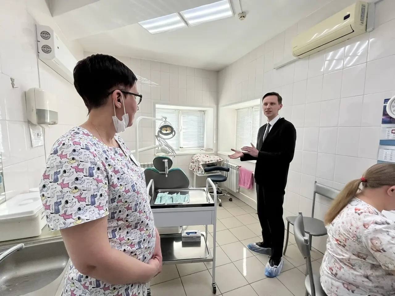 Председатель комитета по охране здоровья и социальной политике, региональный координатор партийного проекта «Здоровое будущее» Илья Зайцев посетил учреждения здравоохранения в Свердловском районе Красноярска