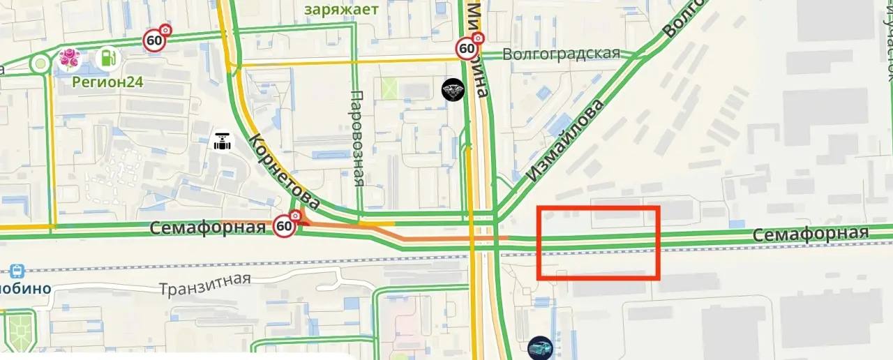 Внимание, водители. На ул. Семафорная произошел провал дорожного полотна проезжей части в районе дома № 469 стр 7