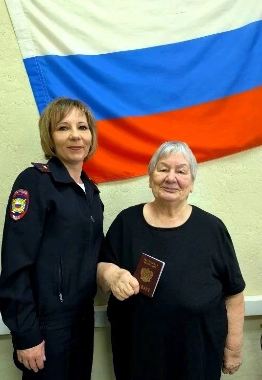 Сотрудники миграционного пункта ОМВД России «Северо-Енисейское» вручили паспорт гражданина Российской Федерации 76-летней уроженке Казахстана