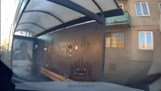 В Красноярске водитель протаранил автобусную остановку - пострадала женщина: