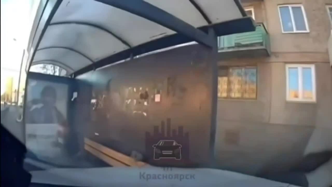 В Красноярске водитель протаранил автобусную остановку - пострадала женщина: