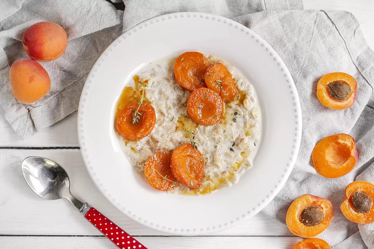 Сладкое утро: каша с карамелизированными абрикосами