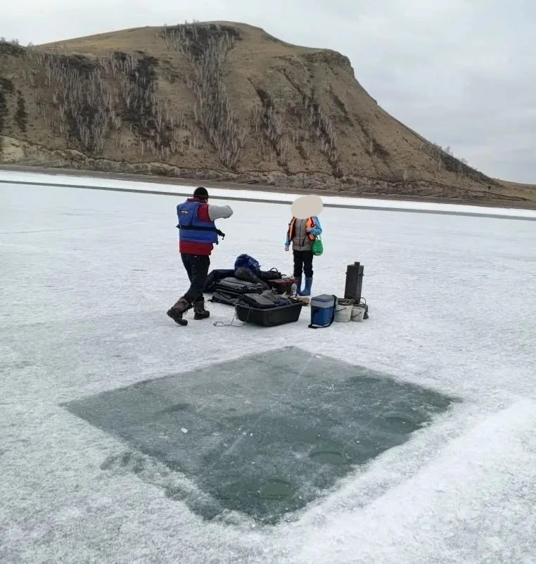 На Красноярском водохранилище откололась льдина с четырьмя рыбаками