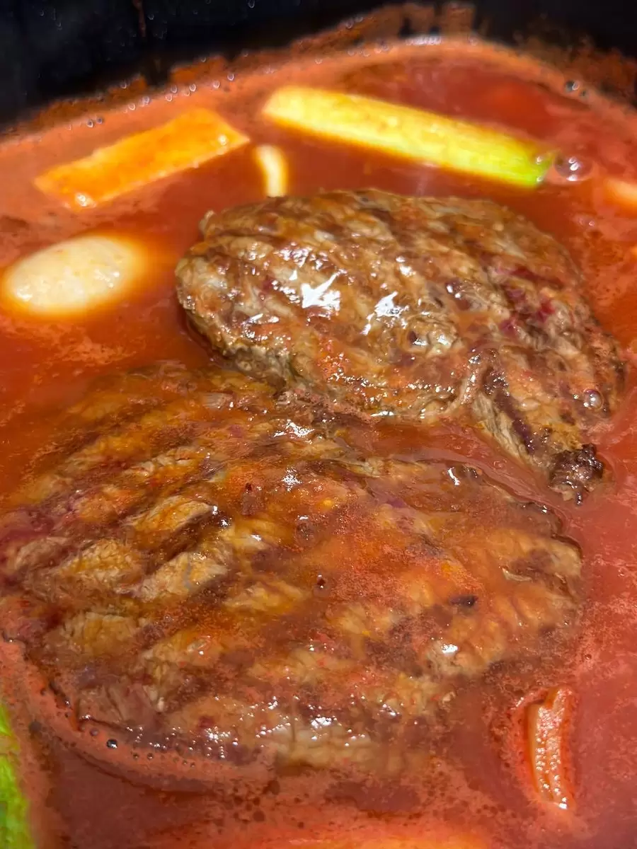 Сочная тушеная говядина с вином и овощами: идеальный рецепт с аэрогрилем