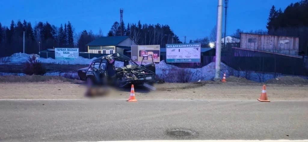 В Лесосибирске сотрудники полиции работают на месте ДТП с двумя погибшими В Лесосибирске сотрудники полиции работают на месте ДТП с двумя погибшими