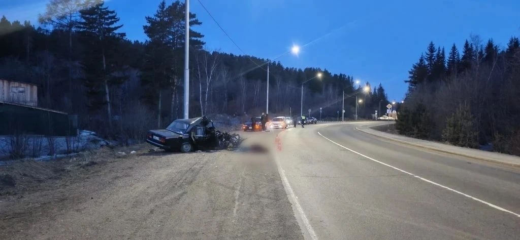 В Лесосибирске сотрудники полиции работают на месте ДТП с двумя погибшими