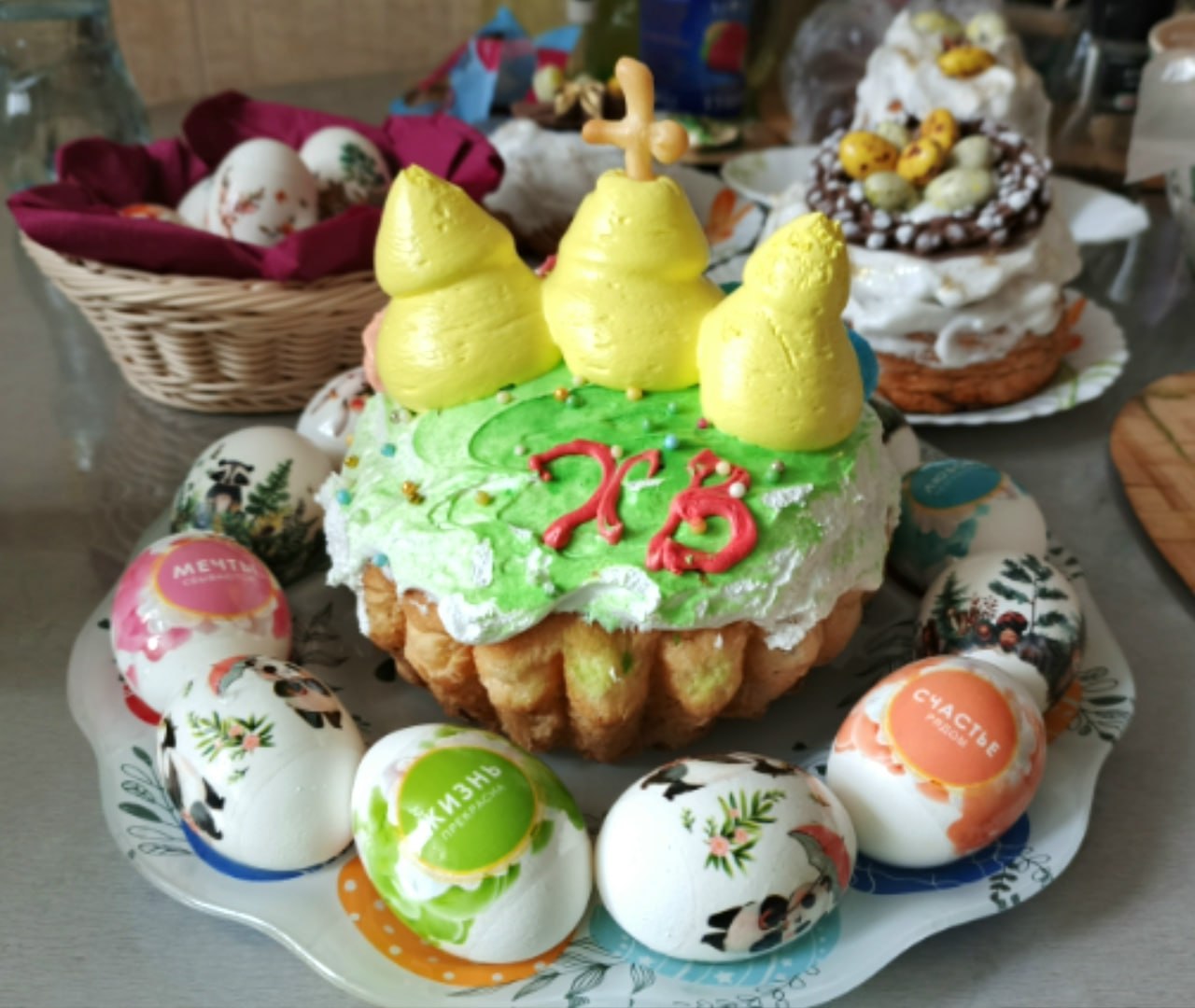 Православные красноярцы продолжают отмечать Пасху Православные красноярцы продолжают отмечать Пасху