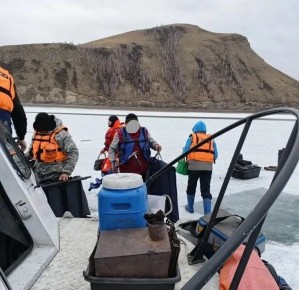 Спасатели вытащили рыбаков со льдины на Красноярском море