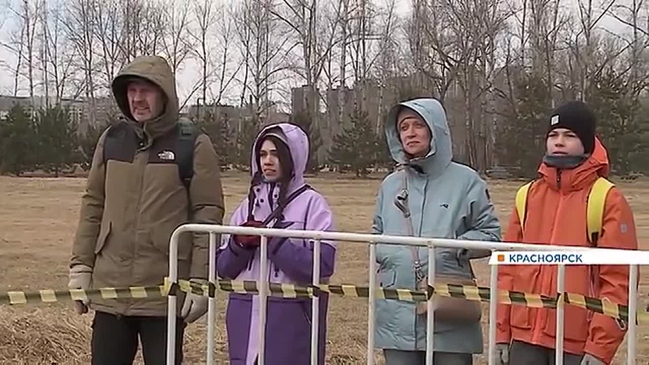 Красноярские школьники в честь Дня космонавтики запустили в небо десятки самодельных ракет