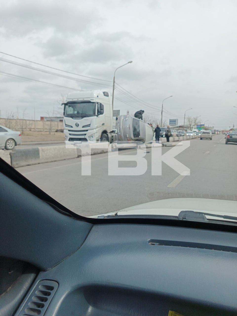 Легковушка перевернулась после аварии с грузовиком в Красноярске Легковушка перевернулась после аварии с грузовиком в Красноярске