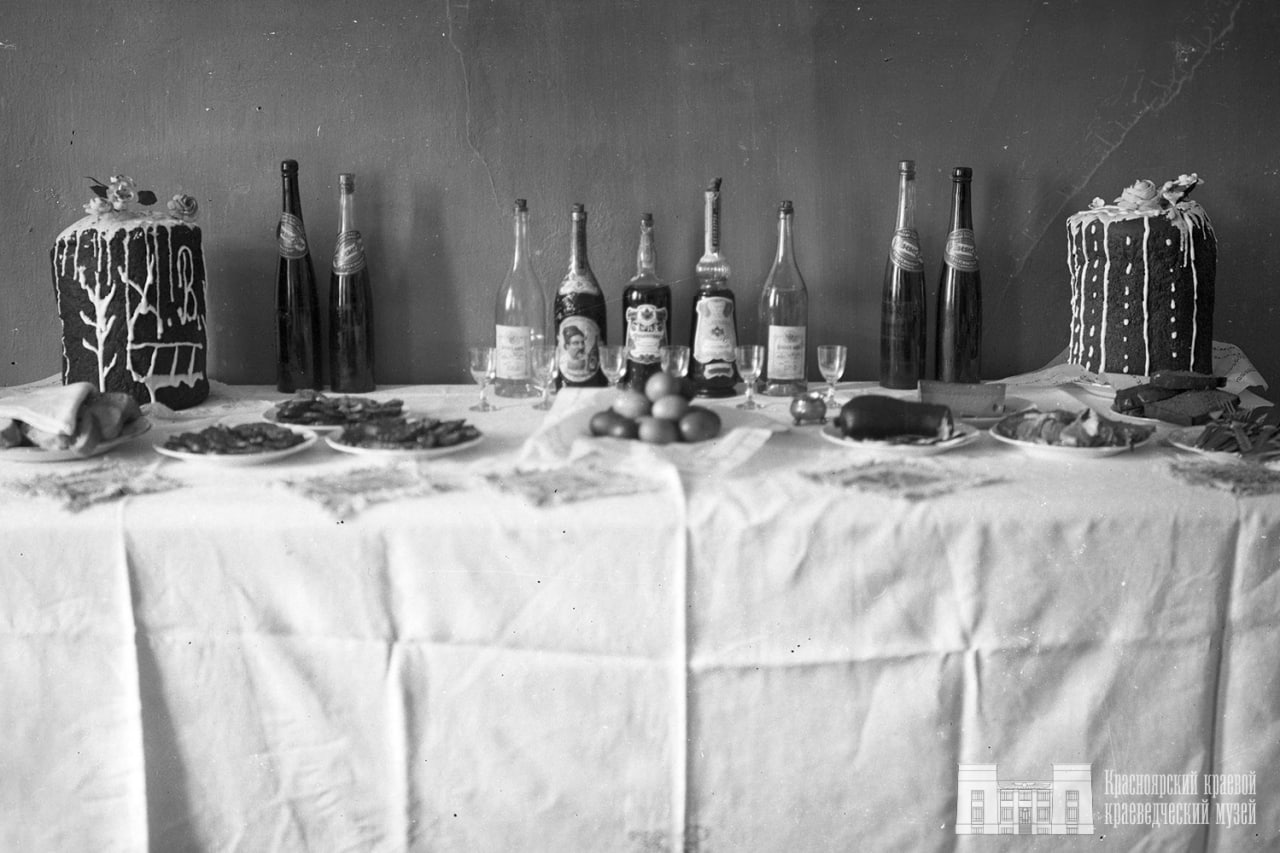 Кулич под названием «паска» и поросята целиком: как выглядел пасхальный стол век назад? Кулич под названием «паска» и поросята целиком: как выглядел пасхальный стол век назад?