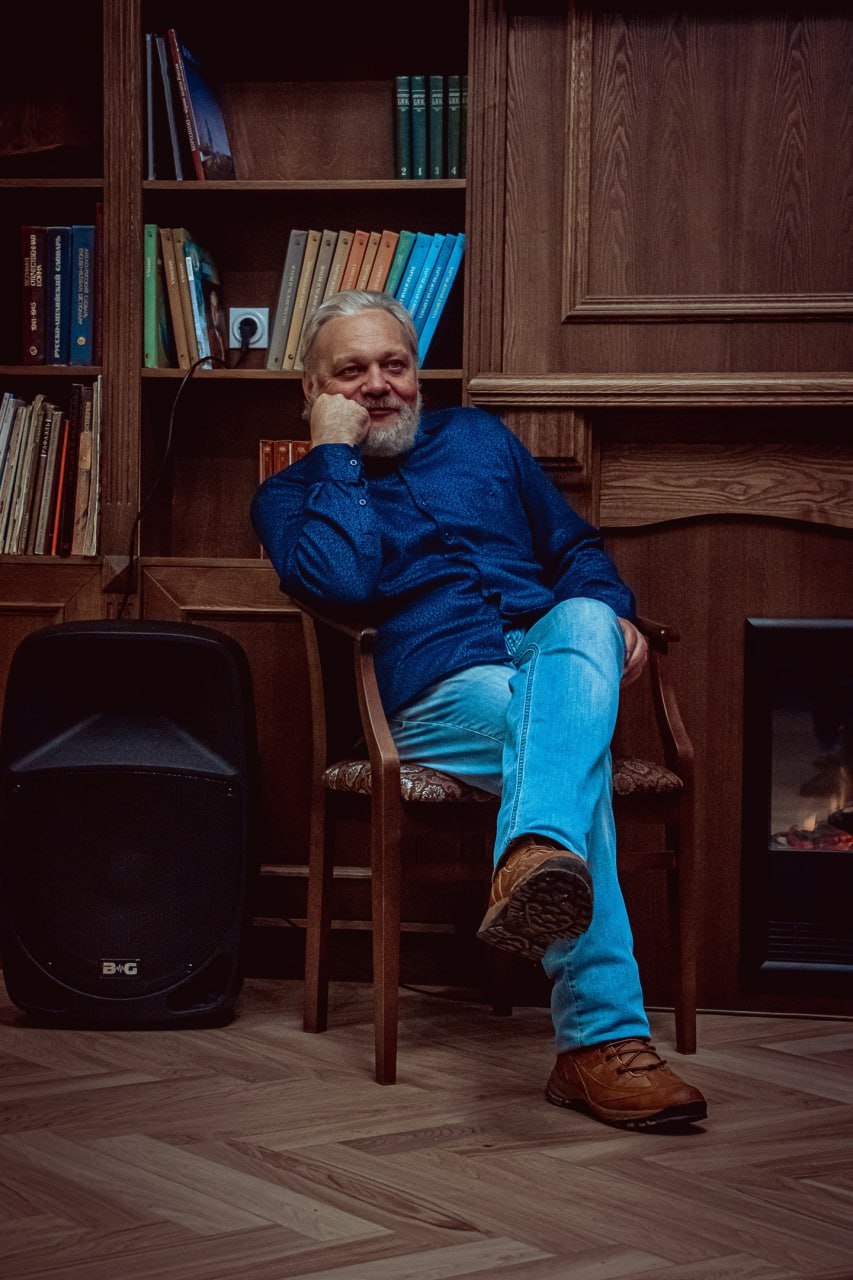 Режиссер, сценарист, документалист, оператор, монтажер, лектор, гений, миллиардер, плейбой, филантроп и попросту хороший человек – все это про нашего коллегу Дмитрия Лазуткина! Сегодня он, помимо Дня космонавтики, празднует... Режиссер, сценарист, документалист, оператор, монтажер, лектор, гений, миллиардер, плейбой, филантроп и попросту хороший человек – все это про нашего коллегу Дмитрия Лазуткина! Сегодня он, помимо Дня космонавтики, празднует...