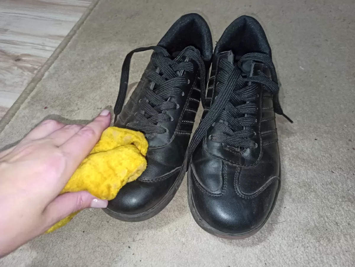 Защита обуви в дождливую погоду: проверенный метод с парафином