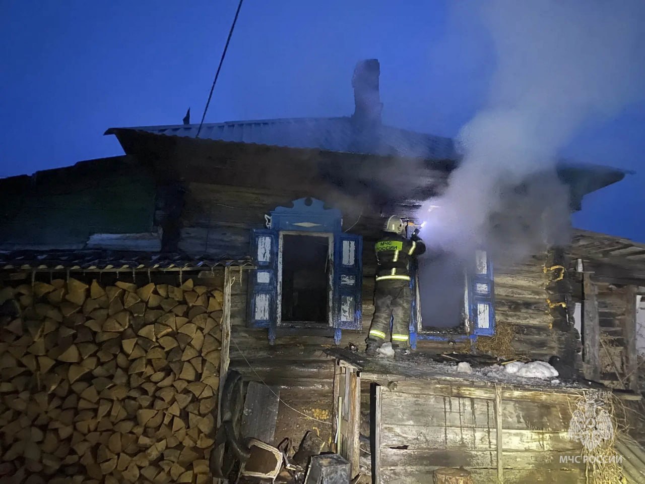 На село в Красноярском крае обрушились смертельный пожар и угроза затопления