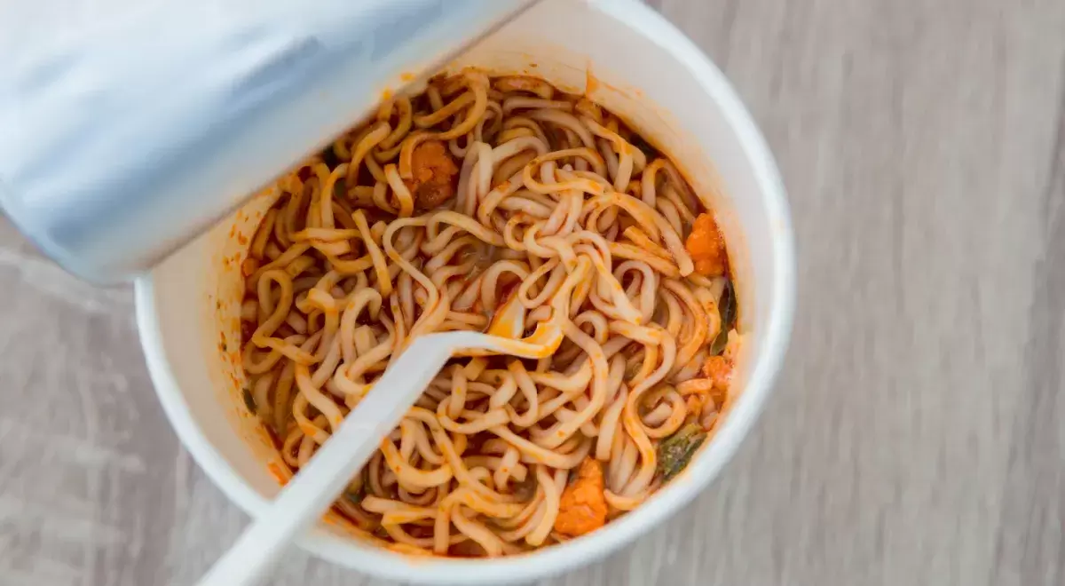 Опасный фастфуд: что происходит с организмом при ежедневном употреблении лапши быстрого приготовления
