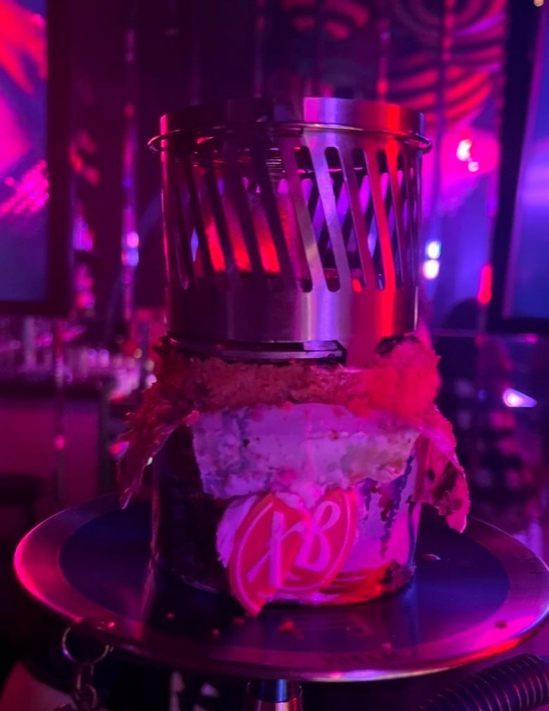 Девушка в Москве сделала кальян на куличе: ее задержали Девушка в Москве сделала кальян на куличе: ее задержали