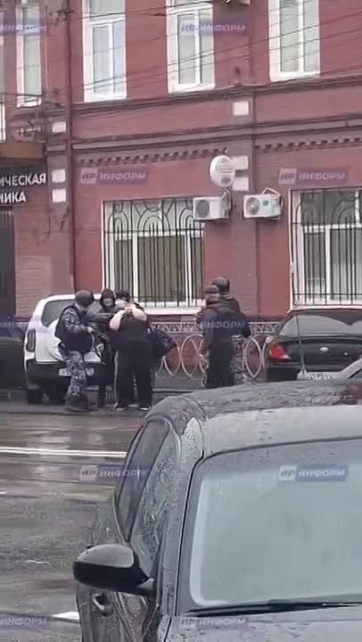 Лудоман ворвался в здание букмекерской конторы во Владикавказе и взял в заложники кассиршу