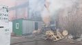 В Красноярске около Николаевского моста локализовали пожар в мебельном цеху