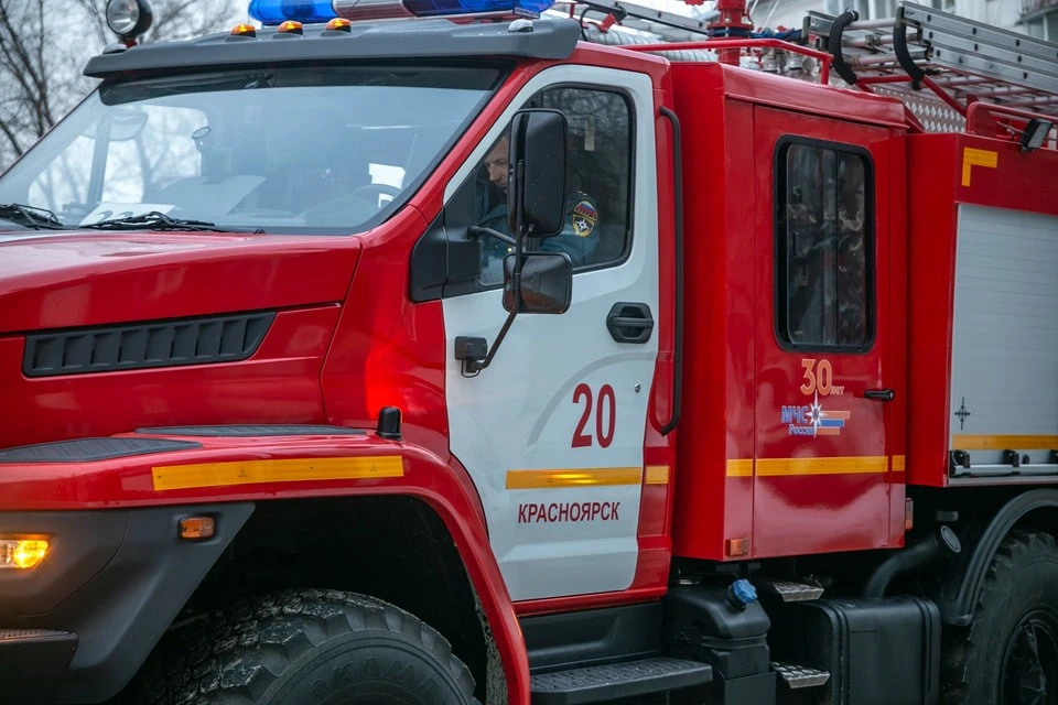 В Красноярске у Николаевского моста загорелся мебельный цех