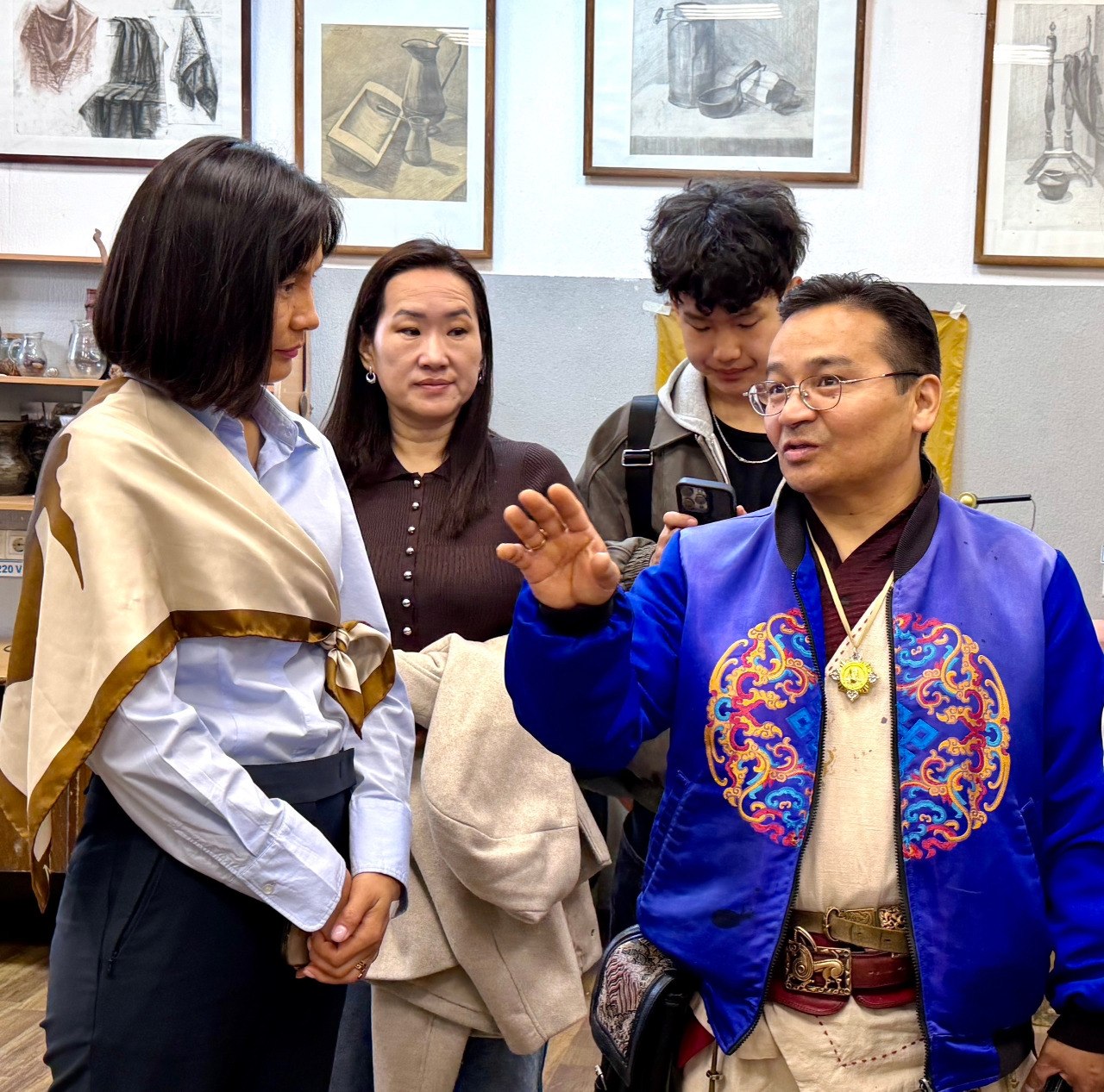 Гость из Монголии посетил Детскую художественную школу №1 им.В.И.Сурикова Гость из Монголии посетил Детскую художественную школу №1 им.В.И.Сурикова