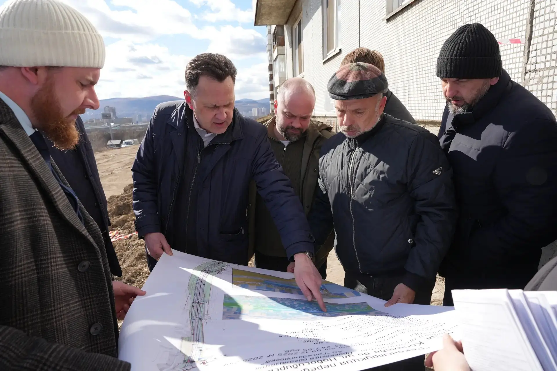 Мэр Красноярска Сергей Верещагин посетил переулок Боготольский, где подрядчик приступил к работам Мэр Красноярска Сергей Верещагин посетил переулок Боготольский, где подрядчик приступил к работам