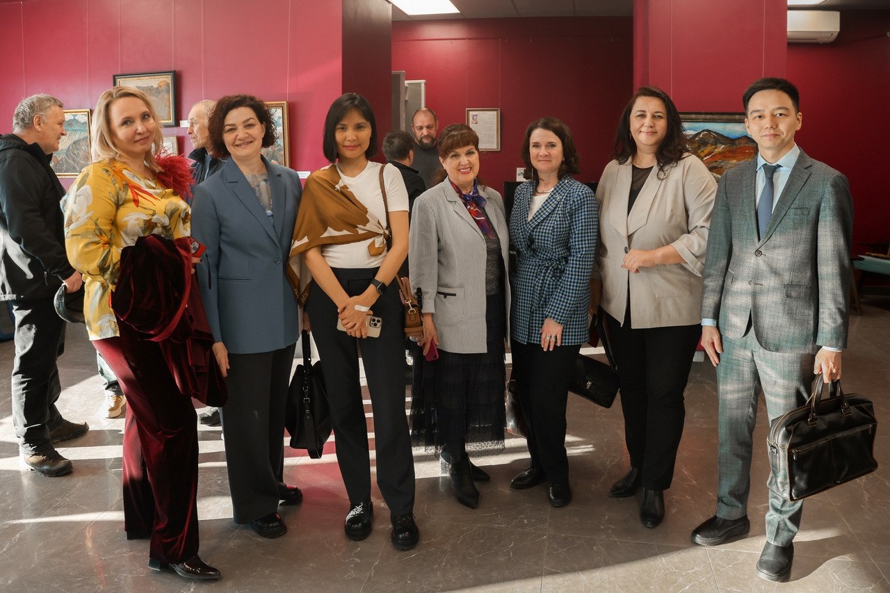 Гость из Монголии посетил Детскую художественную школу №1 им.В.И.Сурикова Гость из Монголии посетил Детскую художественную школу №1 им.В.И.Сурикова