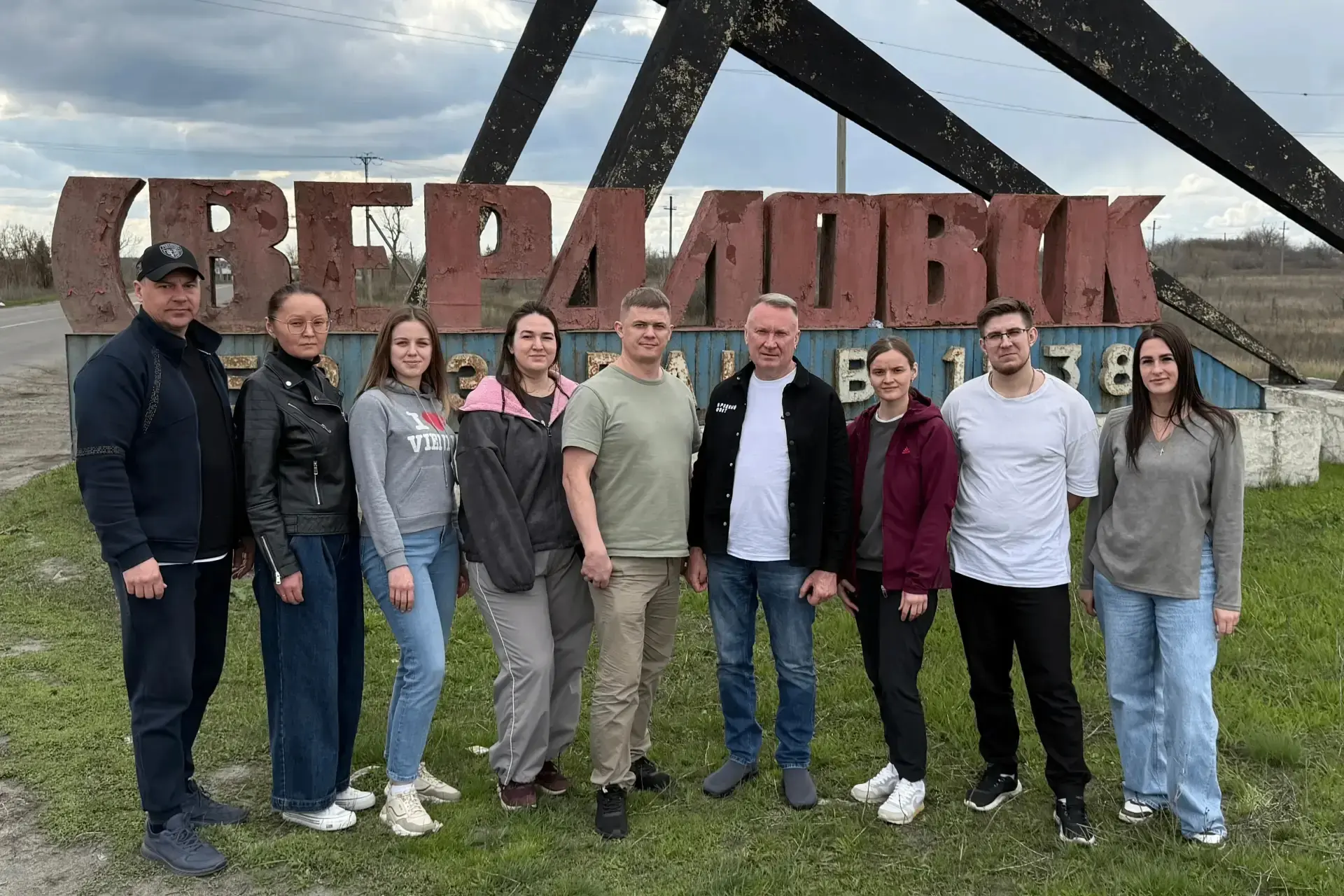 Группа врачей из Красноярска прибыла в подшефный Свердловск ЛНР, чтобы на протяжении 2 месяцев помогать местным специалистам оказывать необходимую медпомощь жителям