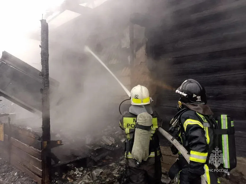 Частный дом под Минусинском тушили 13 пожарных Частный дом под Минусинском тушили 13 пожарных