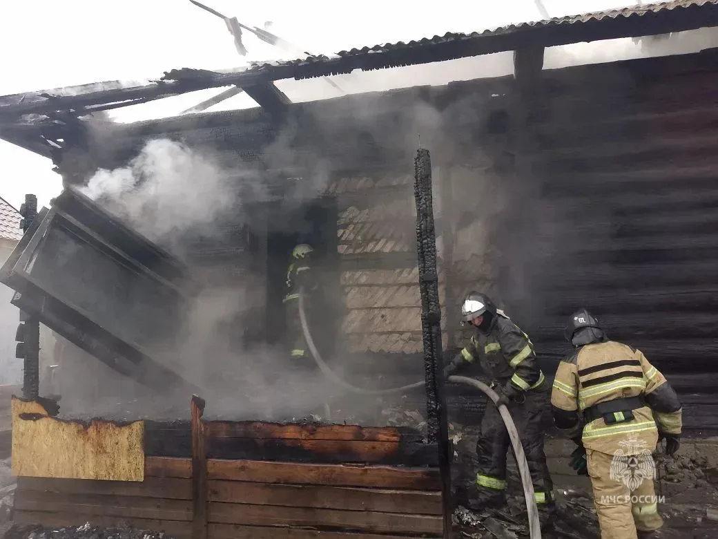 Частный дом под Минусинском тушили 13 пожарных