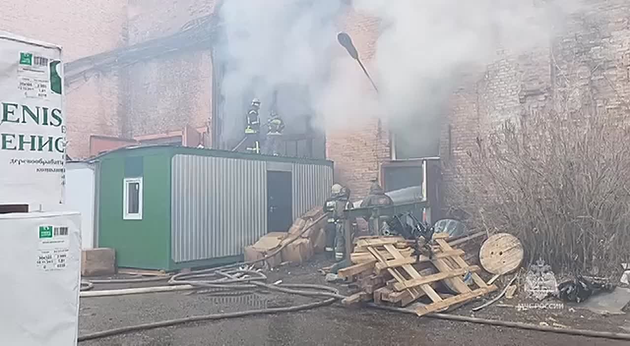 Пожар в мебельном цеху «Краслесмаша» ликвидировали спустя 17 часов