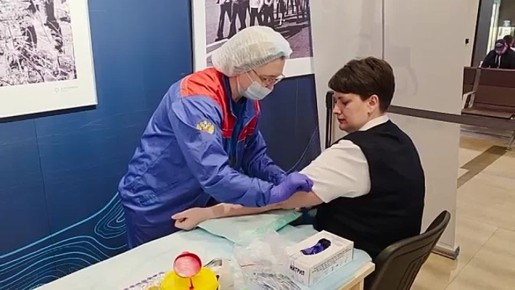 ПАССАЖИРЫ КРАСНОЯРСКОГО АЭРОПОРТА СПАСАЛИ ЖИЗНИ, ОЖИДАЯ РЕЙС