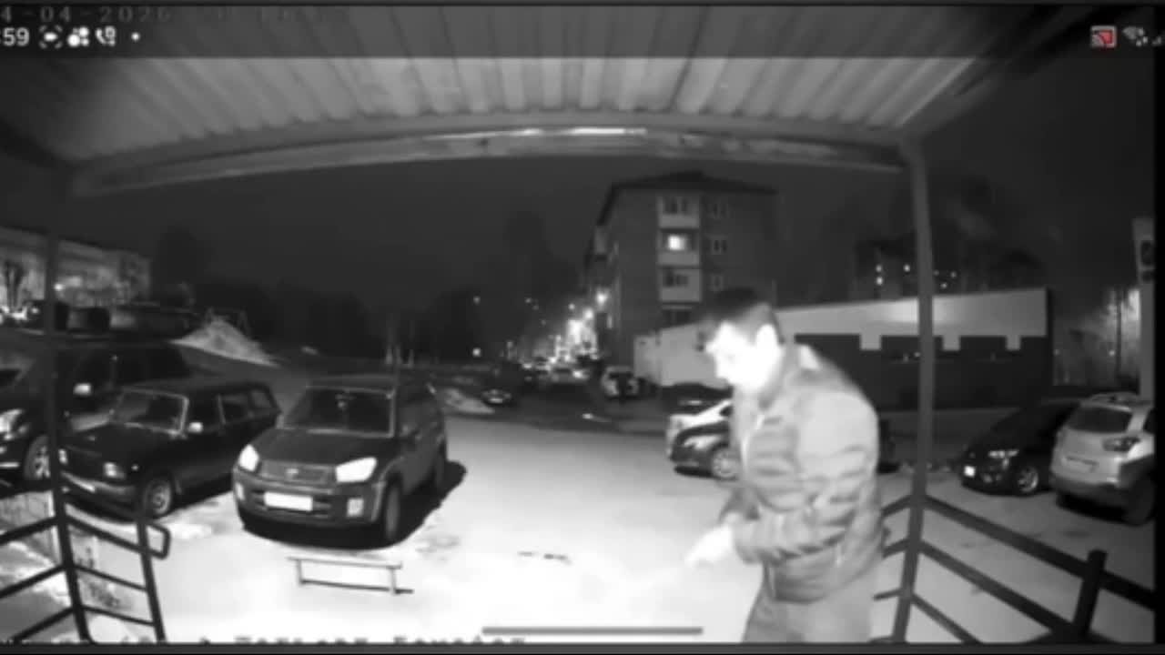 В Ачинске Красноярского края неадекват жестоко избил 13-летнего подростка металлической ложкой от обуви из-за того, что он вместе с друзьями шумел в подъезде