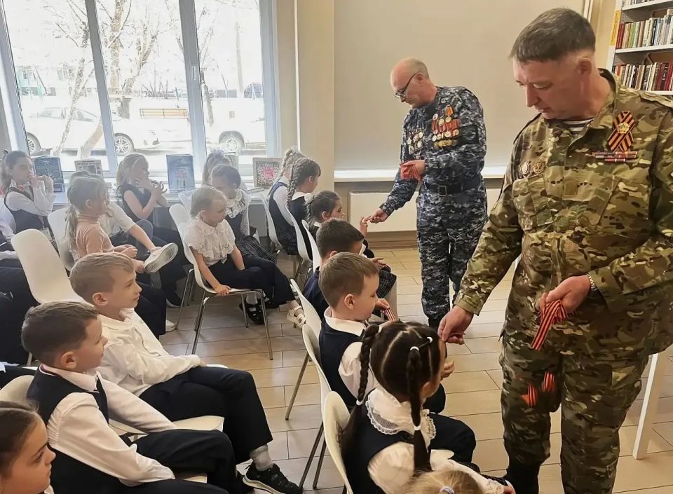 В преддверии Дня Победы в детской библиотеке им. С.В. Михалкова прошёл Урок Мужества «Георгиевская ленточка» для учеников 1–3 классов школы № 46 В преддверии Дня Победы в детской библиотеке им. С.В. Михалкова прошёл Урок Мужества «Георгиевская ленточка» для учеников 1–3 классов школы № 46