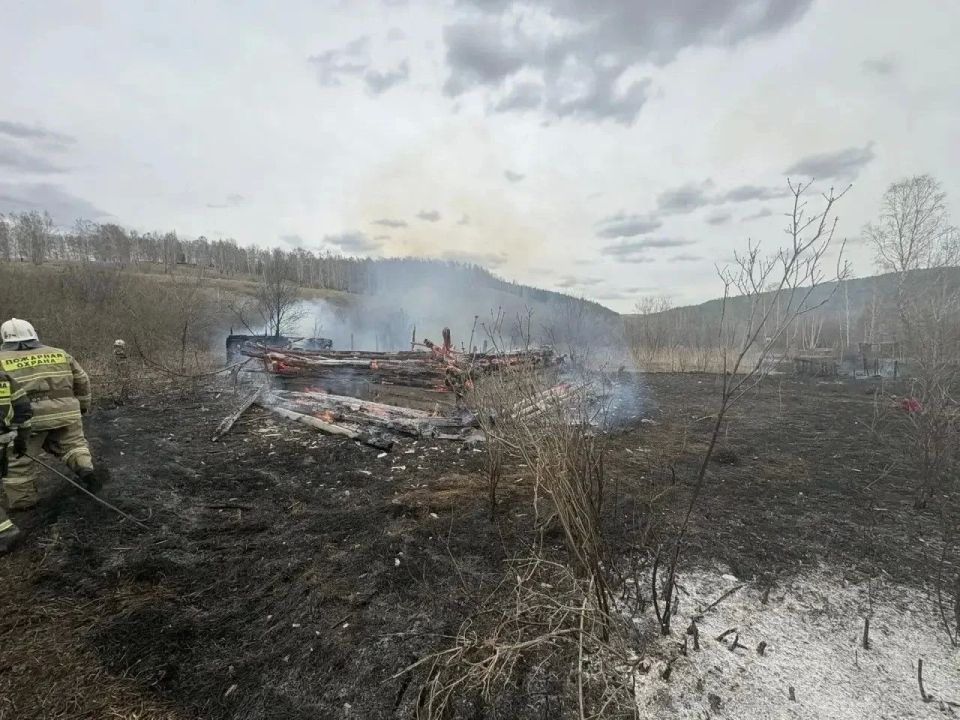 Пенсионер из Ачинска сжигал траву на участке и устроил большой пожар