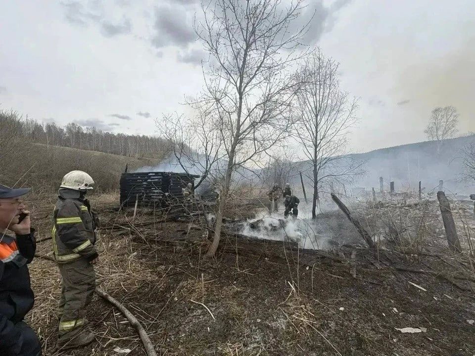 В Ачинске 72-летний мужчина убирал свой участок и случайно спалил заброшенную постройку