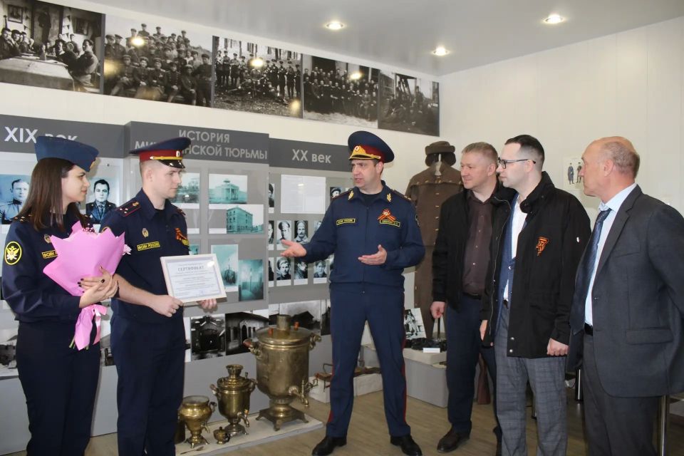 В г. Минусинске Красноярского края семье молодых сотрудников уголовно-исполнительной системы вручили сертификат на служебную квартиру В г. Минусинске Красноярского края семье молодых сотрудников уголовно-исполнительной системы вручили сертификат на служебную квартиру