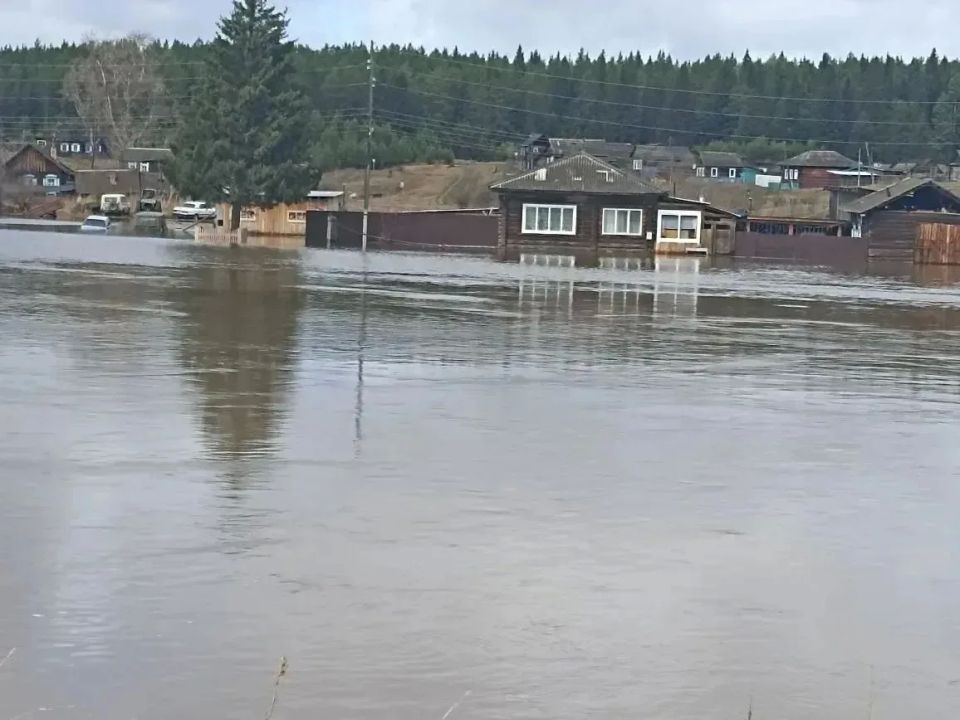 Уровень воды в реке Усолка в Дзержинско-Тасеевском муниципальном округе Красноярского края, где накануне был введен режим ЧС, превысил критический на 0,8 м и достиг 7,3 м Уровень воды в реке Усолка в Дзержинско-Тасеевском муниципальном округе Красноярского края, где накануне был введен режим ЧС, превысил критический на 0,8 м и достиг 7,3 м