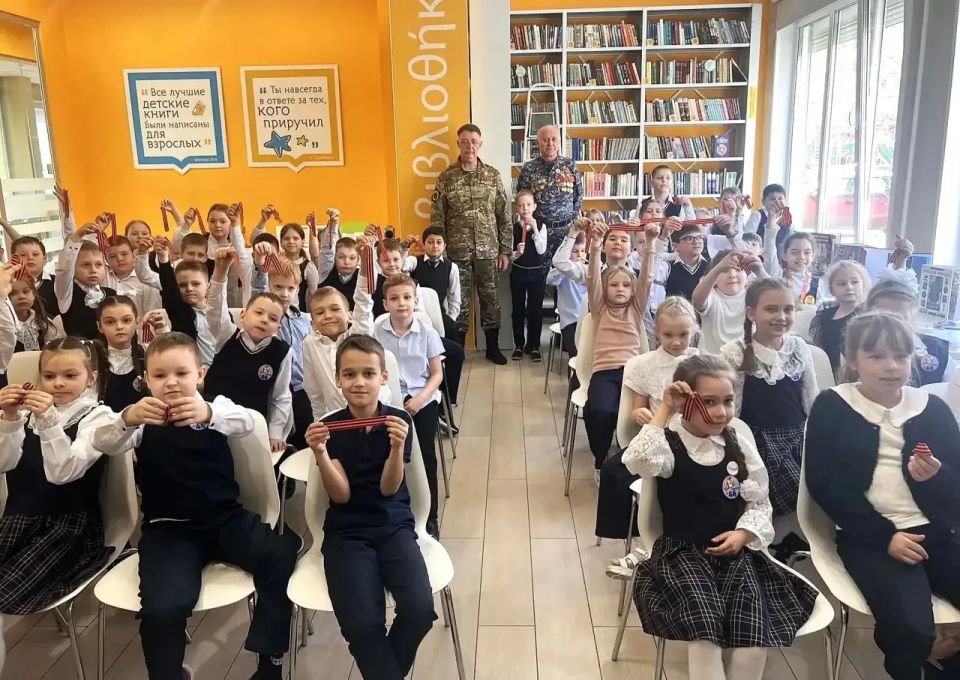 В преддверии Дня Победы в детской библиотеке им. С.В. Михалкова прошёл Урок Мужества «Георгиевская ленточка» для учеников 1–3 классов школы № 46 В преддверии Дня Победы в детской библиотеке им. С.В. Михалкова прошёл Урок Мужества «Георгиевская ленточка» для учеников 1–3 классов школы № 46