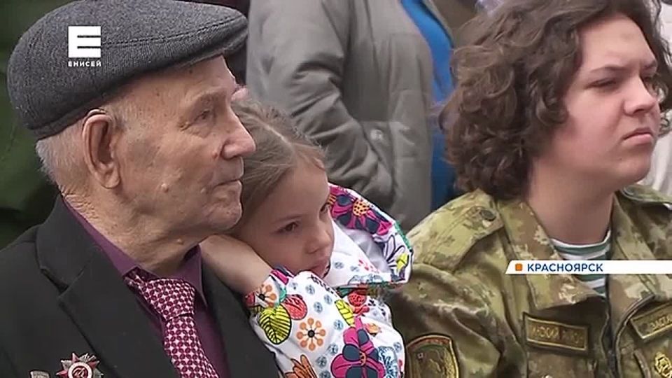 Красноярские кадеты провели во дворе дома парад для 100-летнего ветерана