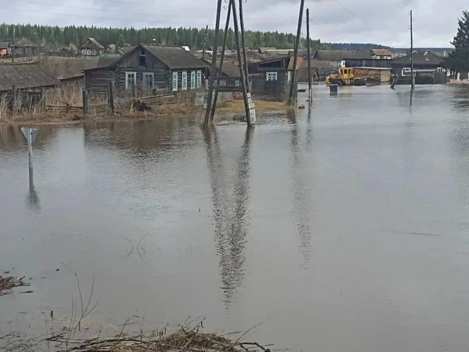 Уровень воды в реке Усолка в Дзержинско-Тасеевском муниципальном округе Красноярского края, где накануне был введен режим ЧС, превысил критический на 0,8 м и достиг 7,3 м