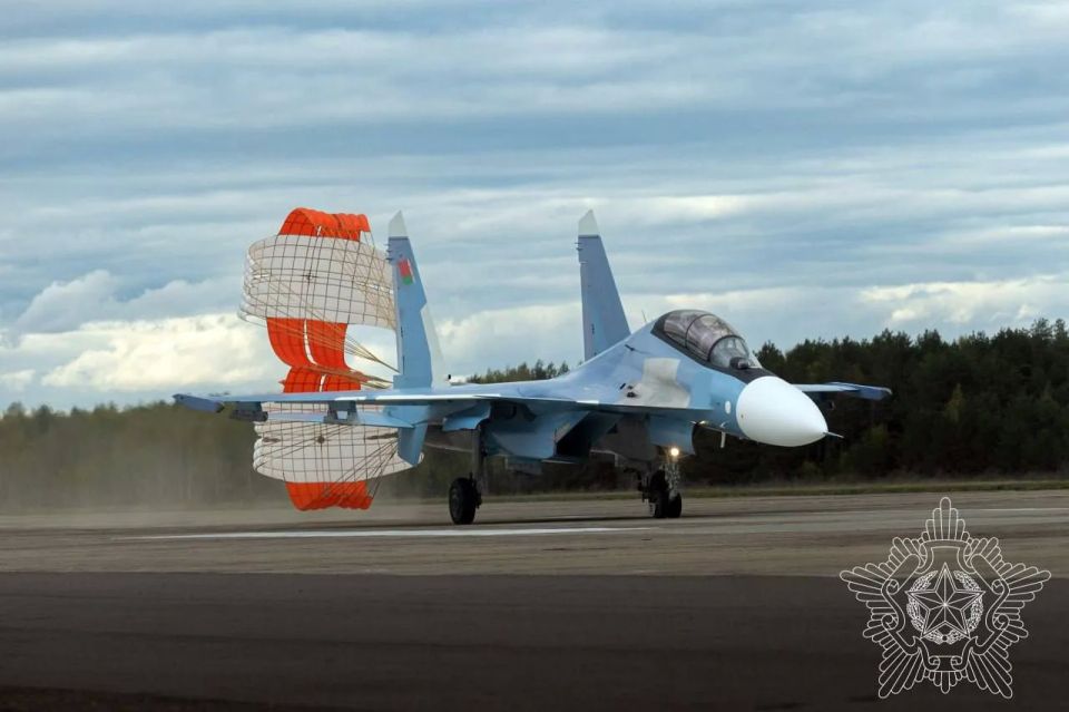 На аэродроме 61-й истребительной авиабазы проходят плановые полеты на новых многоцелевых истребителях Су-30СМ2 ВВС и войск ПВО РБ На аэродроме 61-й истребительной авиабазы проходят плановые полеты на новых многоцелевых истребителях Су-30СМ2 ВВС и войск ПВО РБ