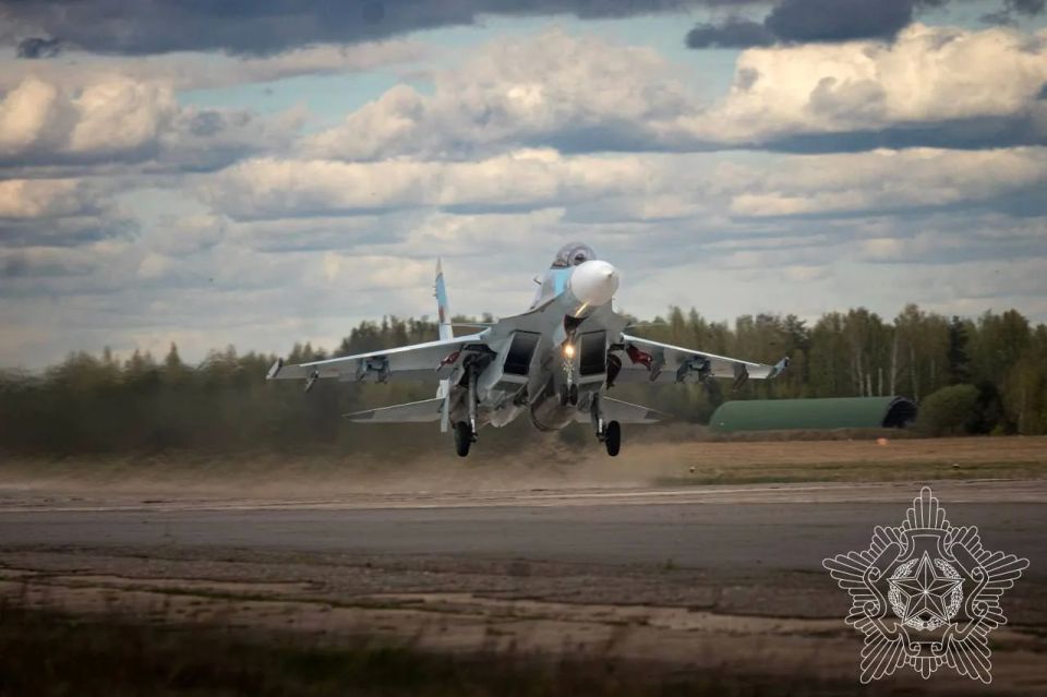 На аэродроме 61-й истребительной авиабазы проходят плановые полеты на новых многоцелевых истребителях Су-30СМ2 ВВС и войск ПВО РБ На аэродроме 61-й истребительной авиабазы проходят плановые полеты на новых многоцелевых истребителях Су-30СМ2 ВВС и войск ПВО РБ