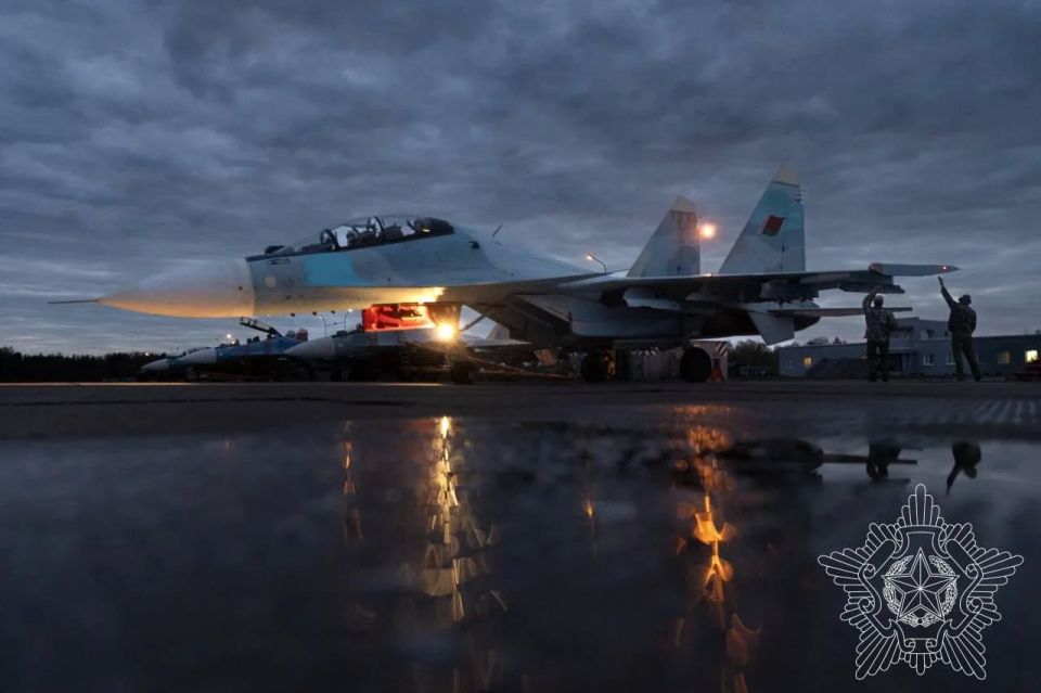 На аэродроме 61-й истребительной авиабазы проходят плановые полеты на новых многоцелевых истребителях Су-30СМ2 ВВС и войск ПВО РБ На аэродроме 61-й истребительной авиабазы проходят плановые полеты на новых многоцелевых истребителях Су-30СМ2 ВВС и войск ПВО РБ
