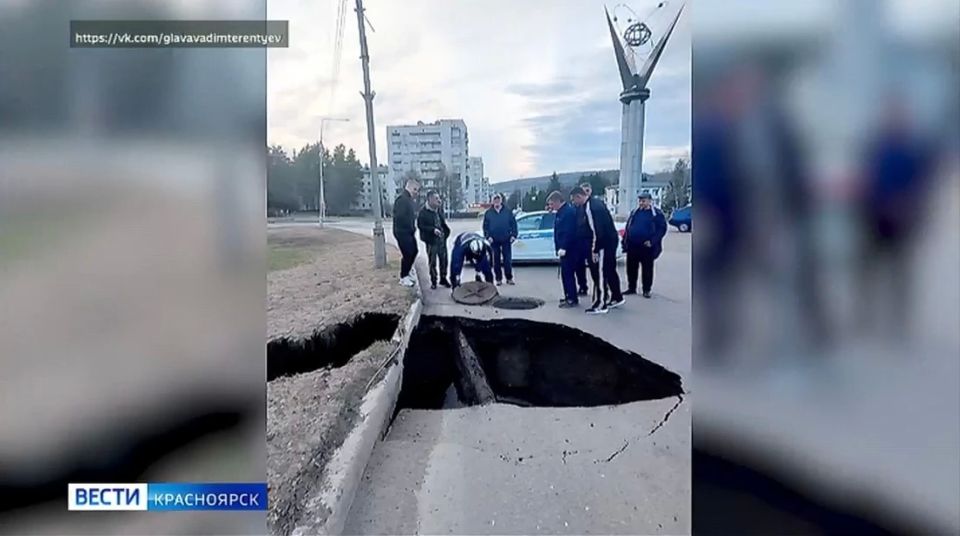 В Зеленогорске дорога провалилась прямо над
канализационным коллектором В Зеленогорске дорога провалилась прямо над
канализационным коллектором