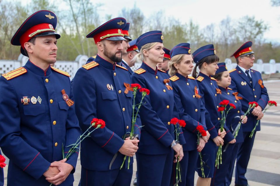 В Красноярске офицеры СК России почтили память погибших в Великой Отечественной войне В Красноярске офицеры СК России почтили память погибших в Великой Отечественной войне