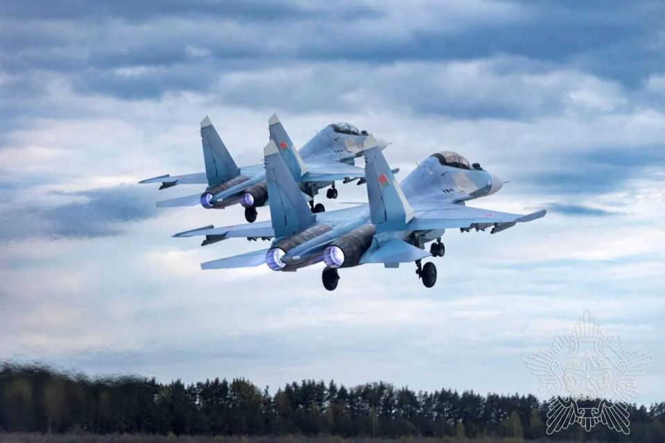 На аэродроме 61-й истребительной авиабазы проходят плановые полеты на новых многоцелевых истребителях Су-30СМ2 ВВС и войск ПВО РБ На аэродроме 61-й истребительной авиабазы проходят плановые полеты на новых многоцелевых истребителях Су-30СМ2 ВВС и войск ПВО РБ