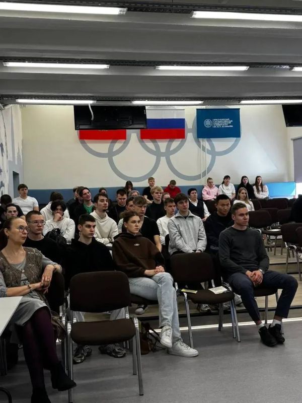 Единый день профилактики: в Красноярске участковый провел ряд встреч со студентами по предупреждению дистанционного мошенничества Единый день профилактики: в Красноярске участковый провел ряд встреч со студентами по предупреждению дистанционного мошенничества