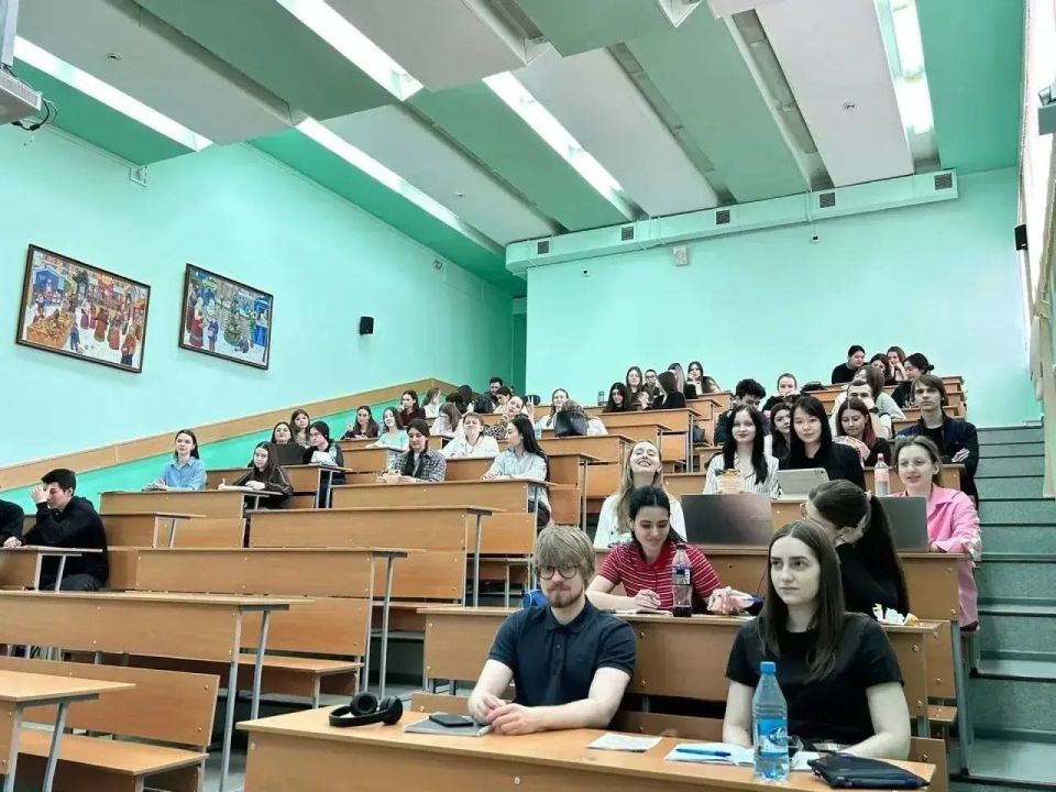 Единый день профилактики: в Красноярске участковый провел ряд встреч со студентами по предупреждению дистанционного мошенничества Единый день профилактики: в Красноярске участковый провел ряд встреч со студентами по предупреждению дистанционного мошенничества