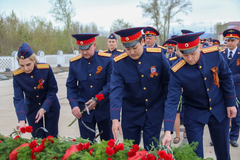 В Красноярске офицеры СК России почтили память погибших в Великой Отечественной войне В Красноярске офицеры СК России почтили память погибших в Великой Отечественной войне