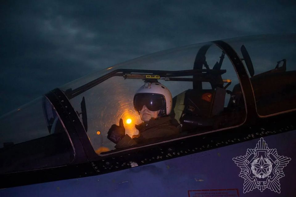 На аэродроме 61-й истребительной авиабазы проходят плановые полеты на новых многоцелевых истребителях Су-30СМ2 ВВС и войск ПВО РБ На аэродроме 61-й истребительной авиабазы проходят плановые полеты на новых многоцелевых истребителях Су-30СМ2 ВВС и войск ПВО РБ